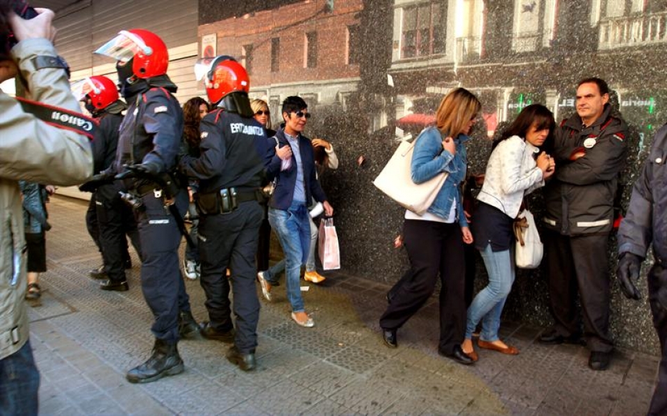 Ertzainas, a la entrada del Corte Inglés de Bilbao. (Foto: EFE)