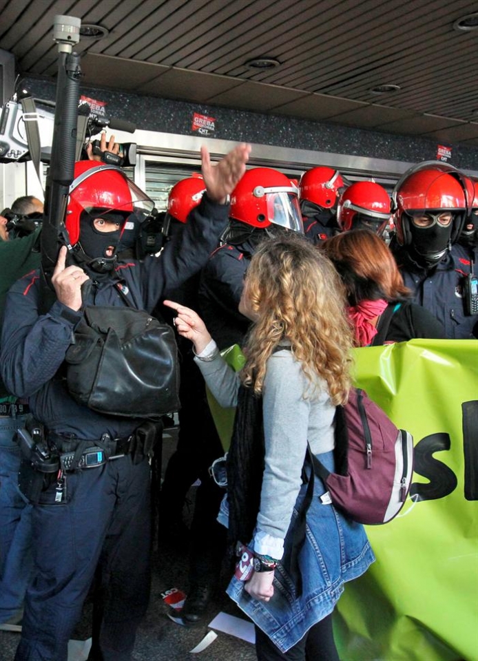 Ertzainas, a la entrada de El Corte Inglés de Bilbao. (Foto: EFE)