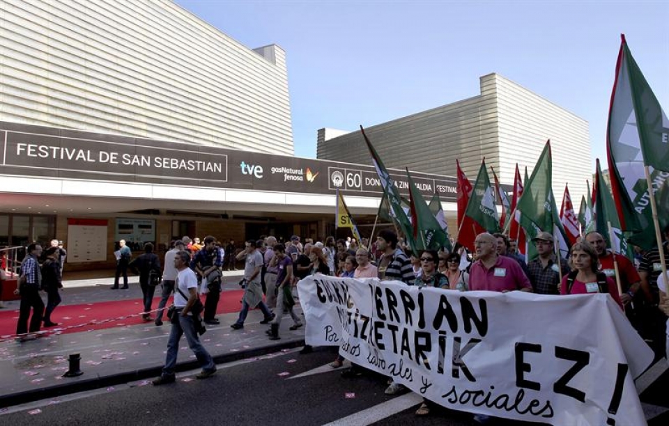 Una manifestación pasa junto al Kursaal, sede del Festival Internacional de Cine de Donostia-San Sebastián. (Foto: EFE)