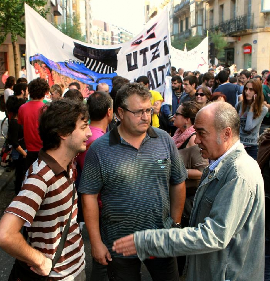 El diputado general de Gipuzkoa, Martin Garitano, conversa con Juan Carlos Alduntzin y con el diputado foral de Medio Ambiente, Iñaki Errazkin. (EFE)