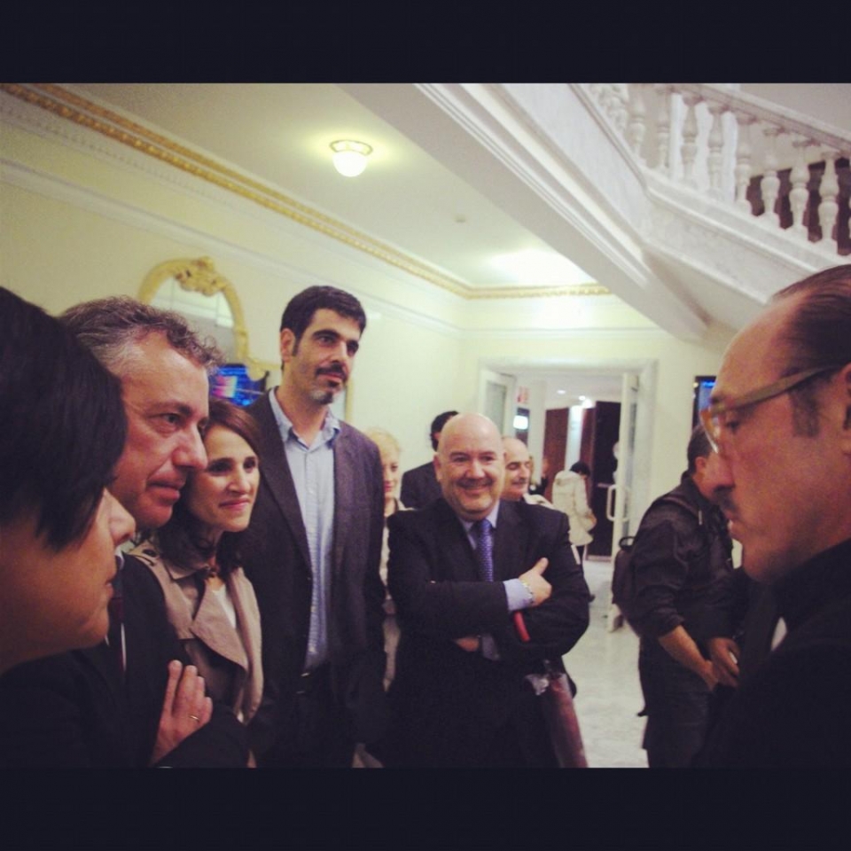 Iñigo Urkullu 'Gernika bonbapean' filmeko aktoreekin, Donostiako Zinemaldian. Argazkia: Twitter Urkullu