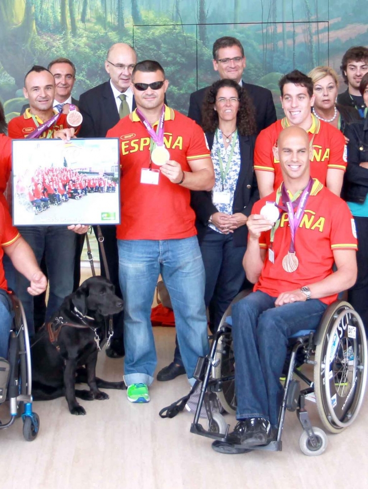 Antonio Basagoiti Espainiako paralinpikoekin. Argazkia: Twitter Basagoiti