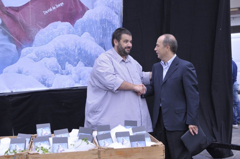 David de Jorge, Patxi Arratibel EITBko estrategia zuzendaria agurtzen. Argazkia: EiTB