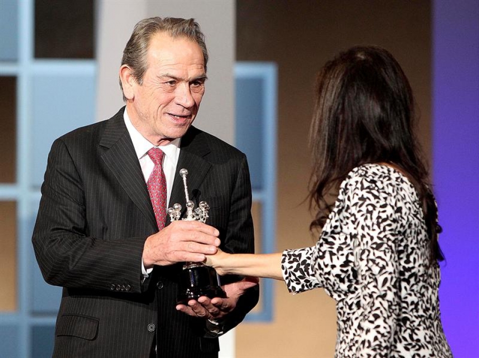 Tommy Lee Jones recibe de la mano de Julie Taymor el Premio Donostia del Zinemaldia. Foto: EFE
