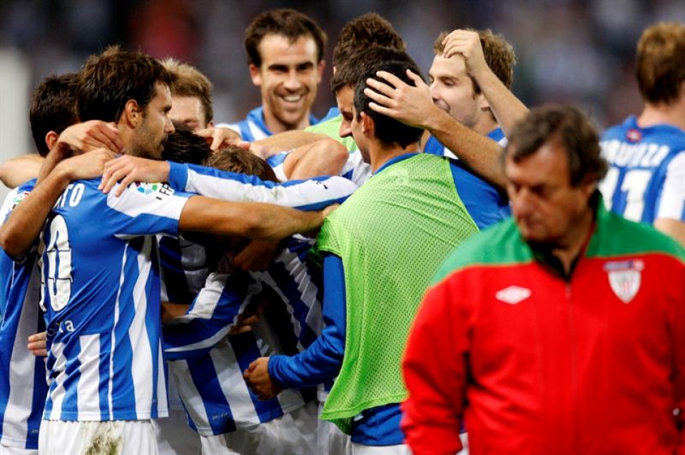 Los jugadores del la Real Sociedad celebran el primer gol. Foto: EFE