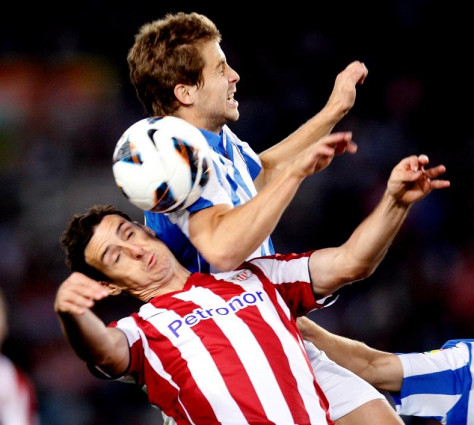 Aduriz e Iñigo Martínez. Foto: EFE
