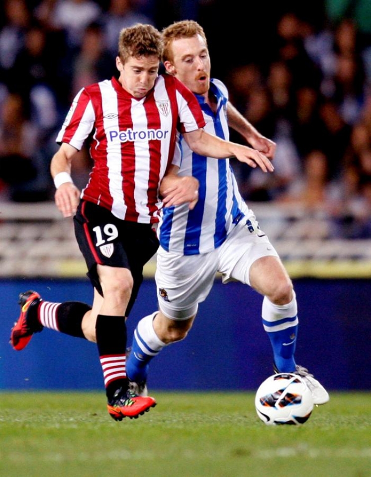 Muniain y Zurutuza pugnan por la posesión del esférico. Foto: EFE