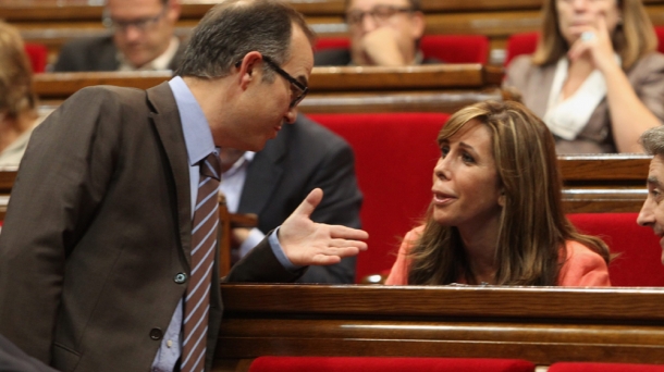 La presidenta del PPC, Alicia Sánchez-Camacho, escucha al portavoz de CiU, Jordi Turull. Foto: EFE.