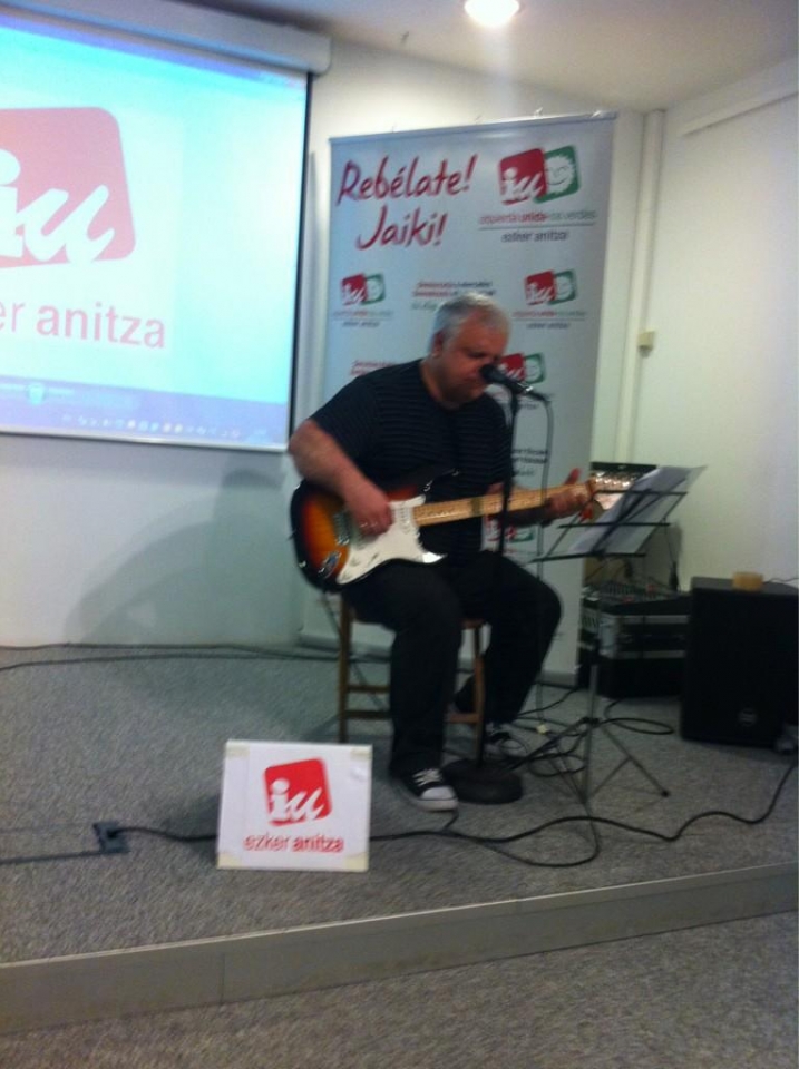 Mikel Aranak Ezker Anitzaren ekitaldi bateko kontzertu batean atera duen argazkia argitaratu du. Argazkia: Twitter Arana