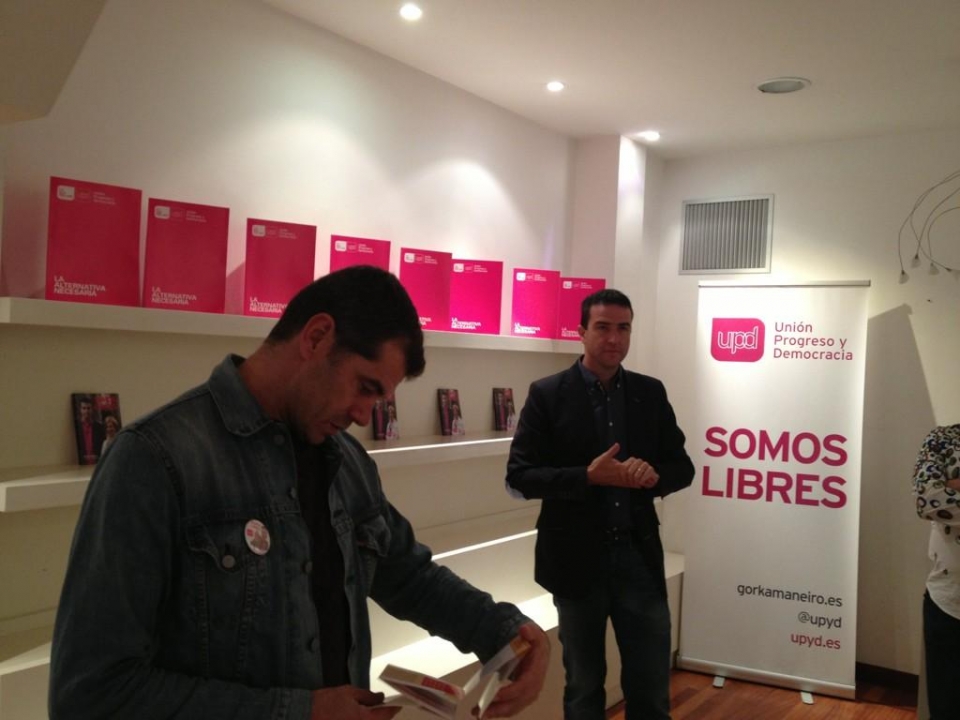 Toni Canto eta Gorka Maneiro, UPyDren Gasteizko egoitza berri batean. Argazkia: Twitter Maneiro