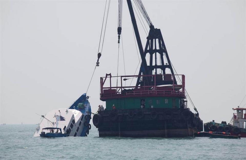 Istripua itsasoan, Hong Kong parean; gutxienez 38 pertsona hil dira. (Argazkia: slide.news.sina.com.cn)