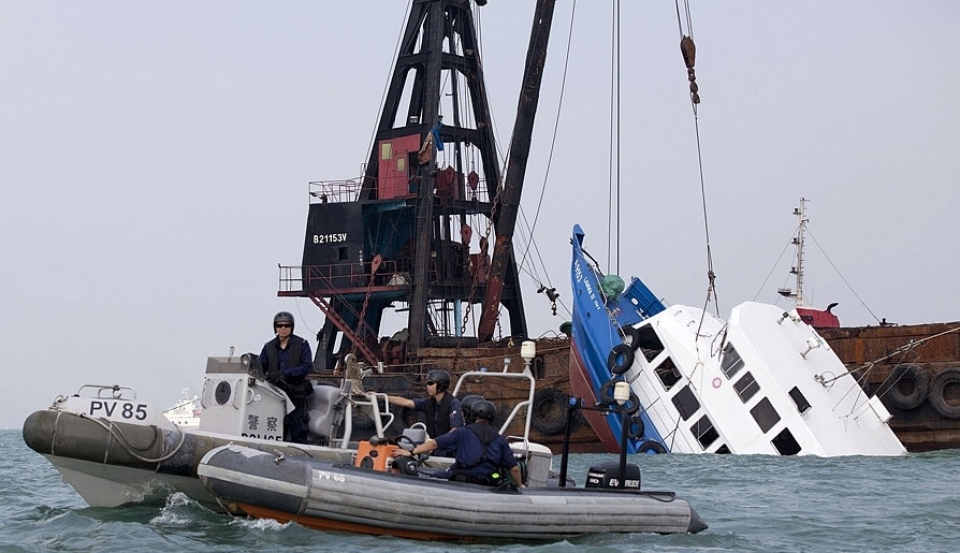 Istripua itsasoan, Hong Kong parean; gutxienez 38 pertsona hil dira. (Argazkia: slide.news.sina.com.cn)