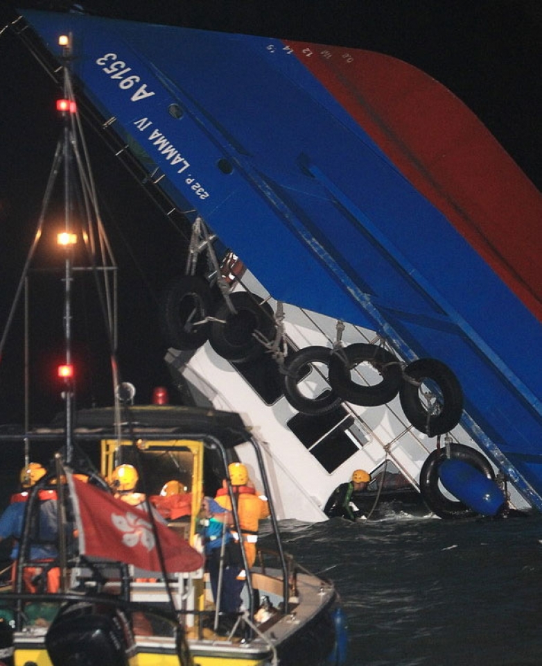 Istripua itsasoan, Hong Kong parean; gutxienez 38 pertsona hil dira. (Argazkia: slide.news.sina.com.cn)