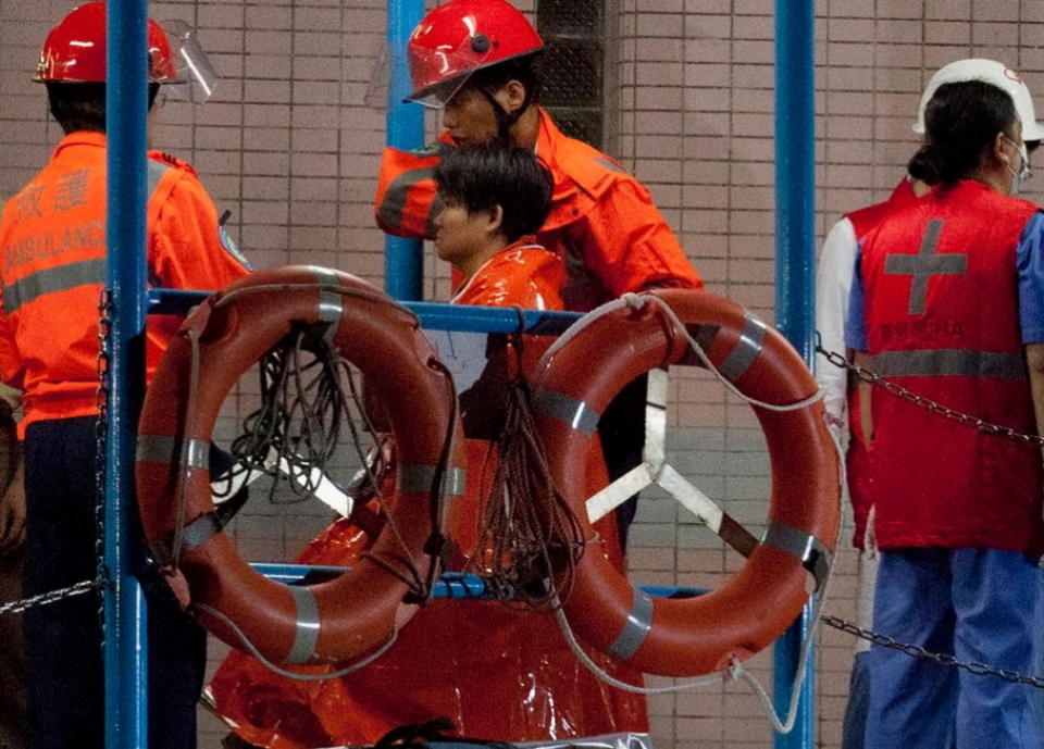 Istripua itsasoan, Hong Kong parean; gutxienez 38 pertsona hil dira. (Argazkia: slide.news.sina.com.cn)