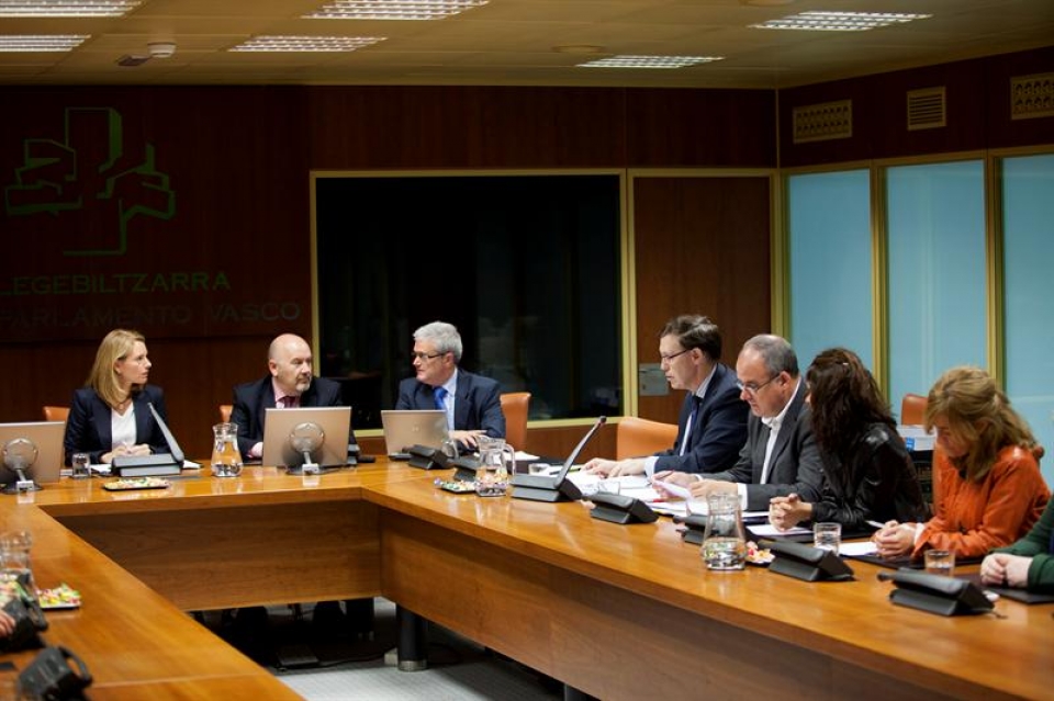 Reunión de la Comisión de la Diputación Permanente del Parlamento Vasco.