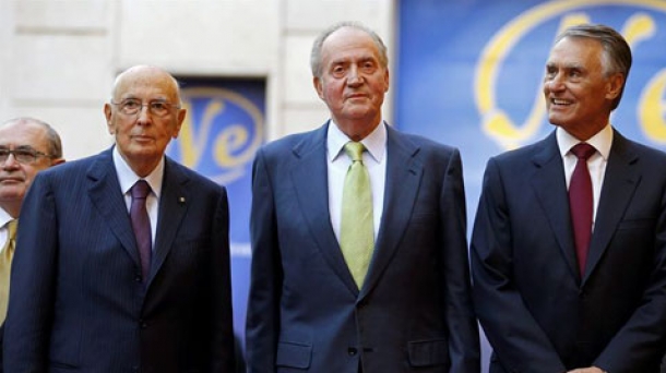 El rey Juan Carlos con el presidente de Portugal, Aníbal Cavaco Silva (d), y el presidente italiano, Giorgio Napolitano (i). EFE