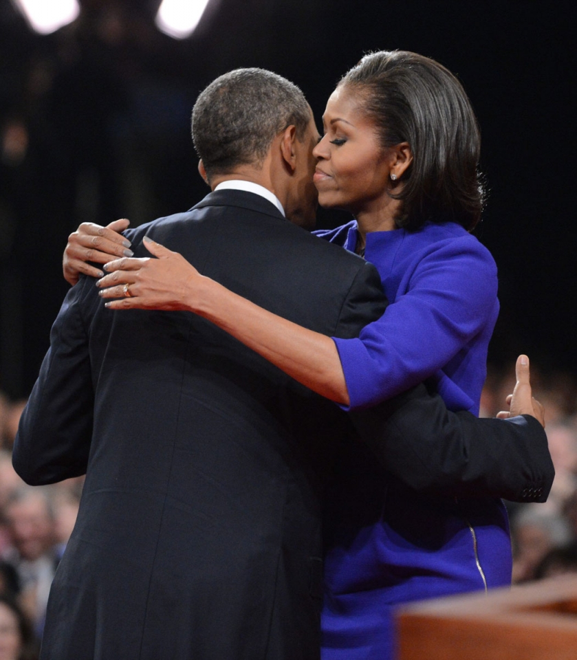 Michelle Obama besa a su marido tras finalizar el debate. Foto: EFE