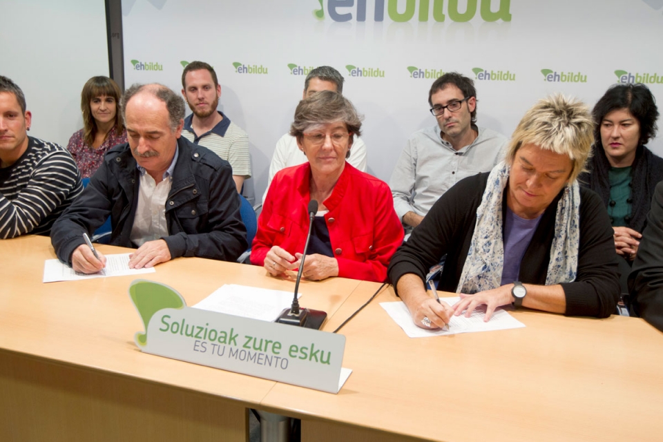 Los miembros de la candidatura de EH Bildu, durante la firma del contrato 'ético'. Foto: EFE