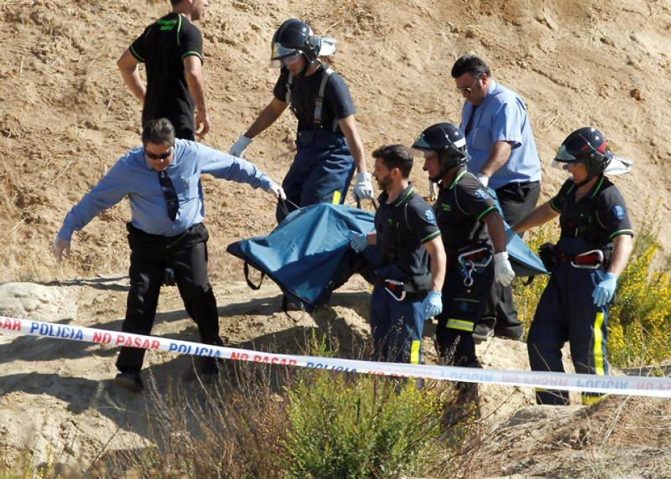 Los bomberos de Madrid rescatan el cadaver de un niño.