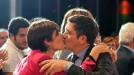 Patxi López, candidato del PSE-EE, besa a su mujer. (Foto: EFE) title=