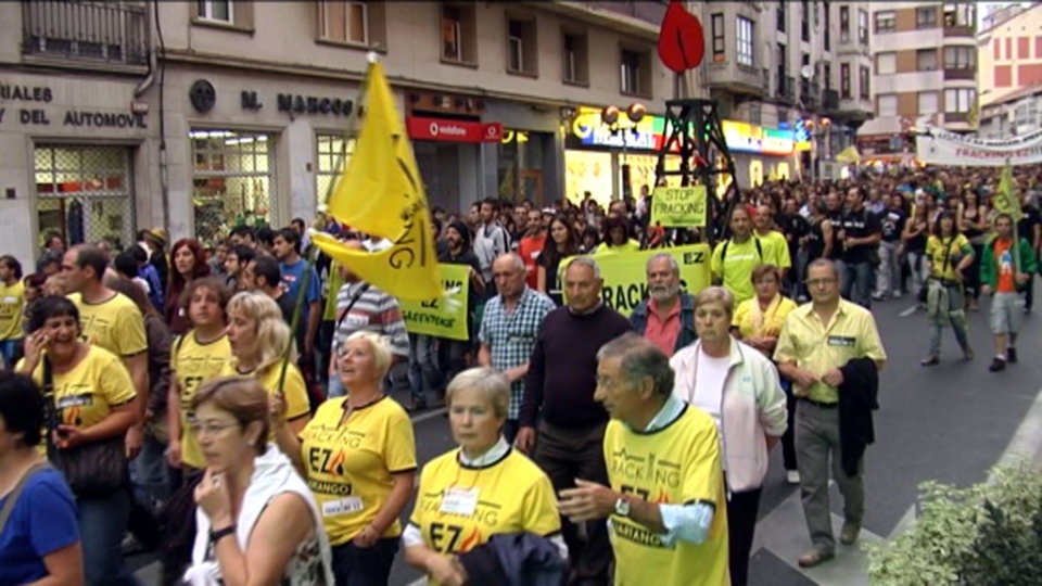Una manifestación en Vitoria-Gasteiz contra el fracking. EiTB
