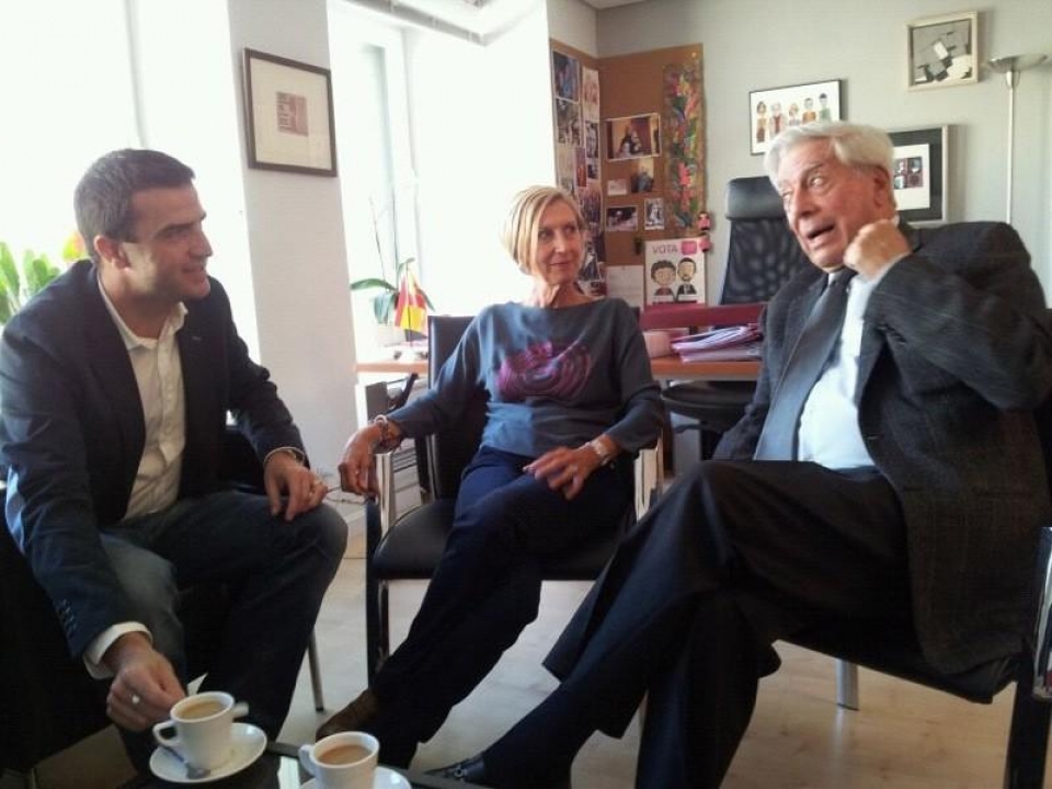 Gorka Maneiro, Rosa Diez eta Mario Vargas Llosa, Maneirok Twitterren argitaratutako irudi batean. Argazkia: Twitter Maneiro