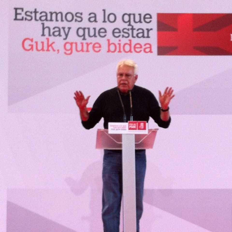 Patxi Lopezek argazkia atera dio Felipe Gonzalezi, Barakaldoko ekitaldian. Argazkia: Twitter Lopez