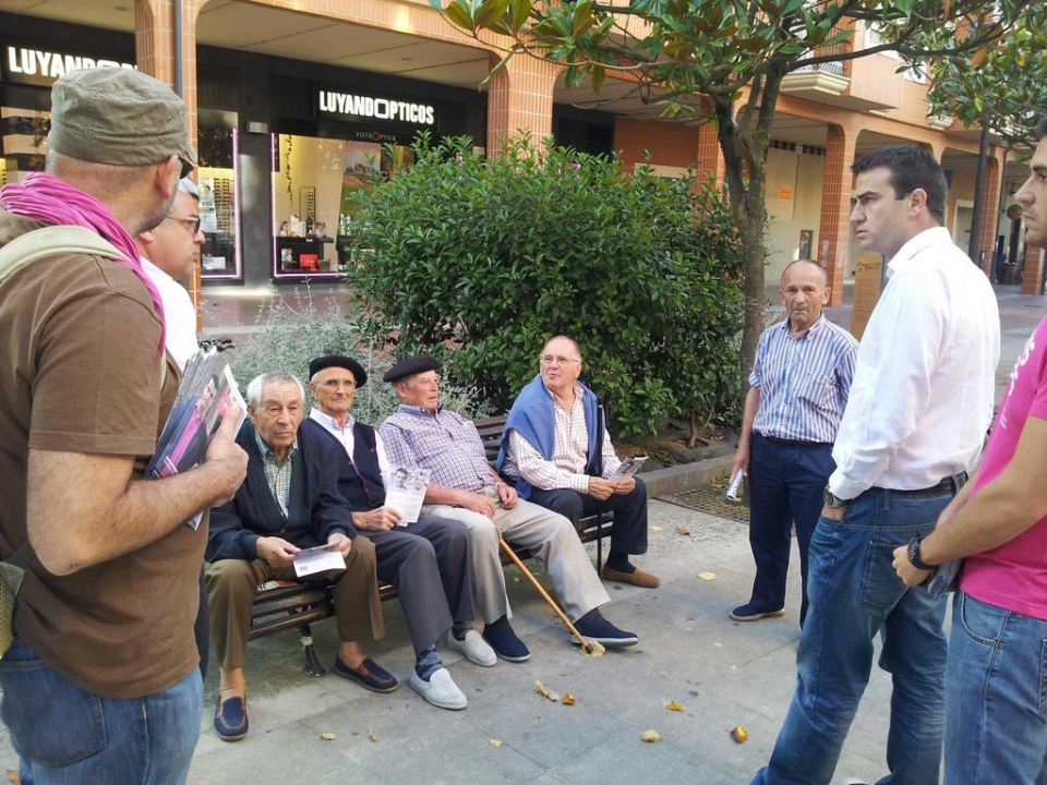 Gorka Maneiro Amurrioko herritar batzuekin hizketan. Argazkia: Twitter Maneiro