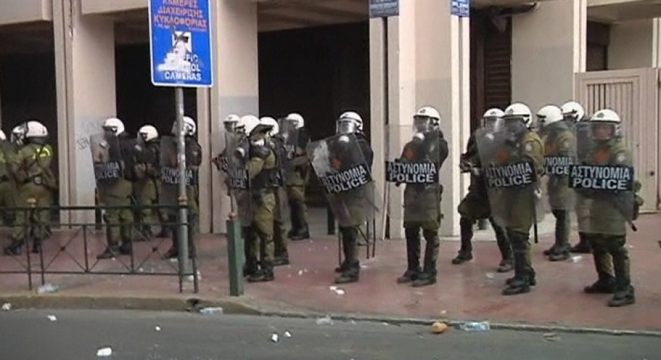 Grezia Krisia |  Manifestatzaile batzuk Atenaseko Parlamentuaren aurreko hesiak botatzen saiatzen.