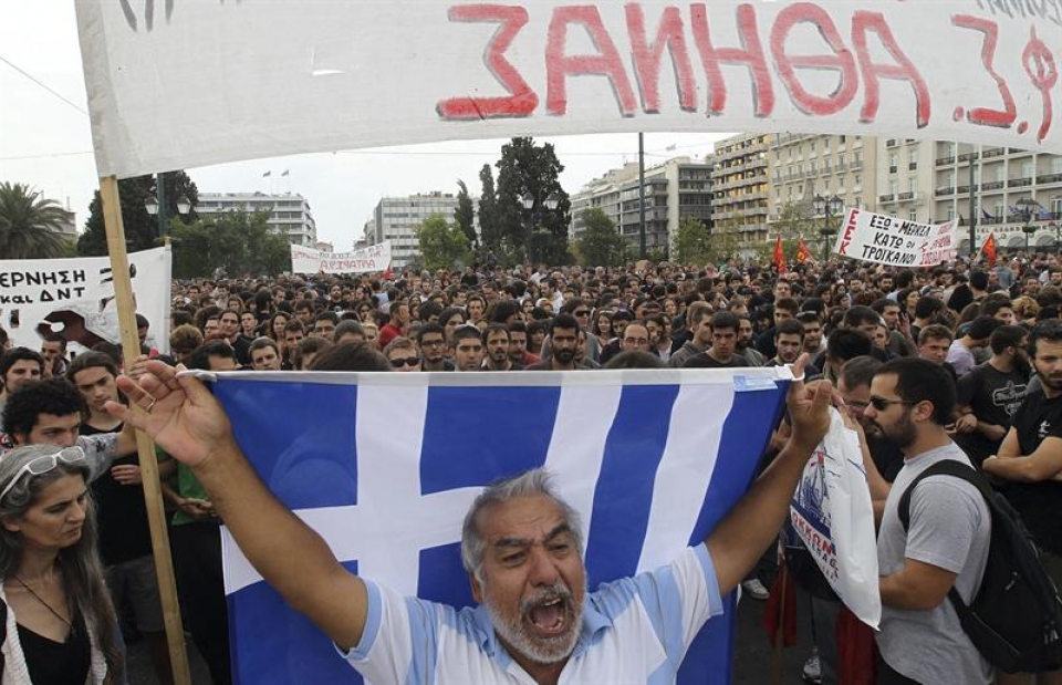 Greziarren protestak, 'troika'k eskatutako murrizketen aurka. Argazkia: EFE