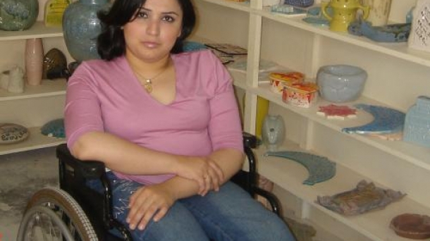 Una mujer kurda discapacitada huye de Alepo