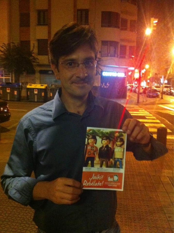 Mikel Aranak Ezker Batuaren hauteskundeetako panfletoetako bat erakutsi du. Argazkia: Twitter Arana