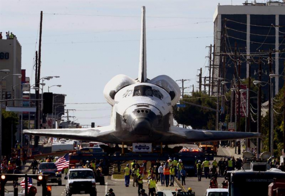 Endevour trasbordadorea Los Angeleseko kaleetatik ibili da