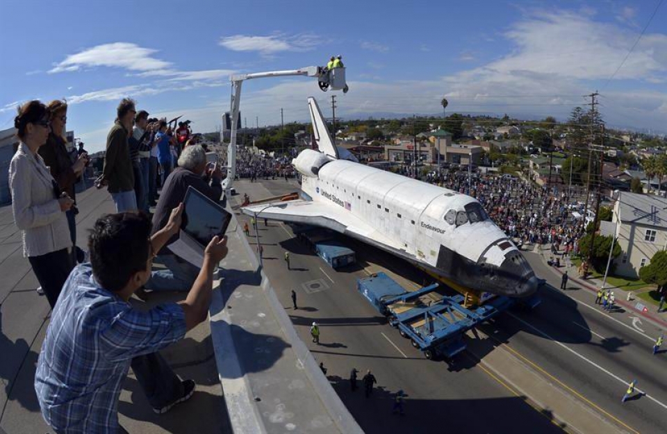 Endevour trasbordadorea Los Angeleseko kaleetatik ibili da
