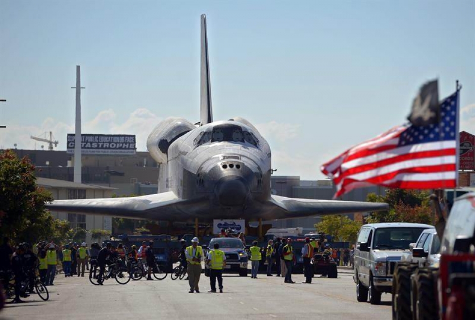 Endevour trasbordadorea Los Angeleseko kaleetatik ibili da