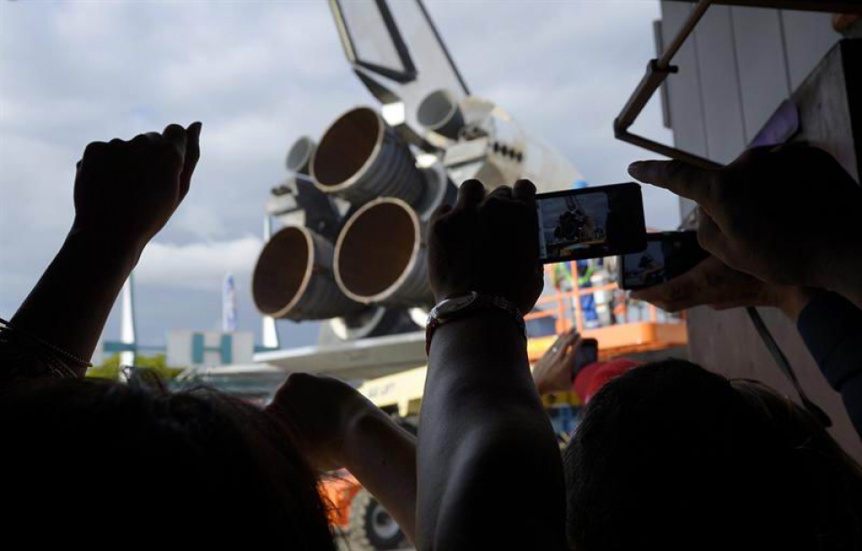 Endevour trasbordadorea Los Angeleseko kaleetatik ibili da