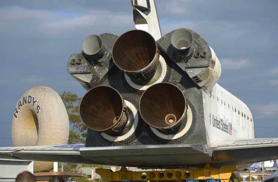 Endevour trasbordadorea Los Angeleseko kaleetatik ibili da