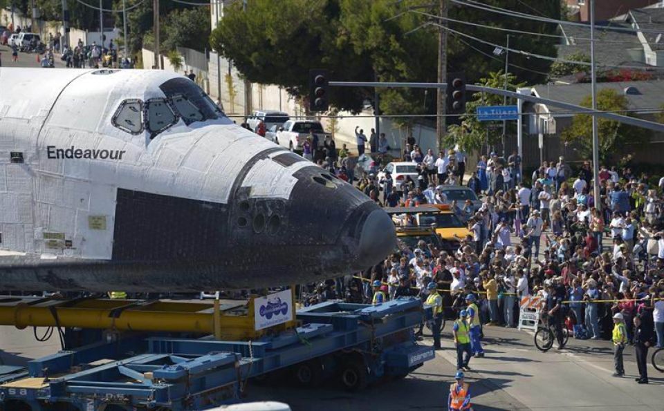 Endevour trasbordadorea Los Angeleseko kaleetatik ibili da