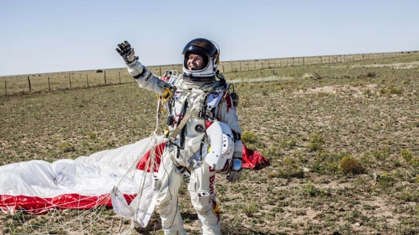 Felix Baumgartner, lurra hartu eta gero. Argazkia: EFE