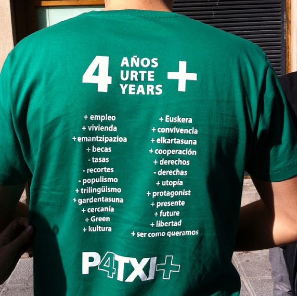 Gazte sozialistek kanpainako ekitaldi batean jantzi duten kamisetaren irudia argitaratu du Patxi Lopezek. Argazkia: Twitter Lopez