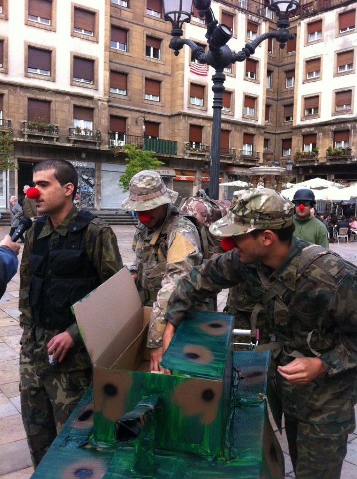 Mikel Aranak gastu militarraren aurkako protesta bateko irudia argitaratu du. Argazkia: Twitter Arana