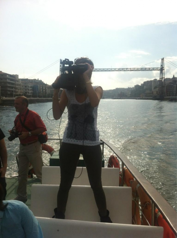 Emakume bat UPyDk Portugaleten egin duen ekitaldia grabatzen ari da. Argazkia: Twitter Maneiro