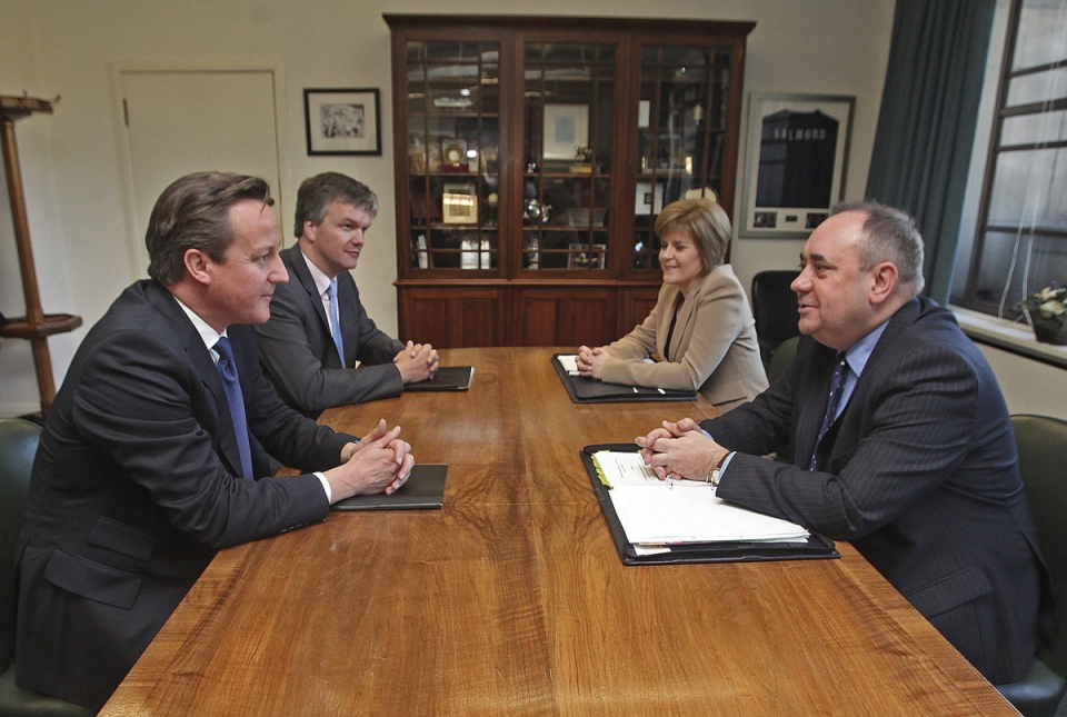 Momento de la firma de Alex Salmond y David Cameron.