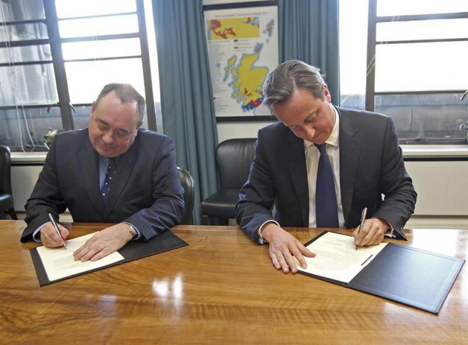 Momento de la firma de Alex Salmond y David Cameron.