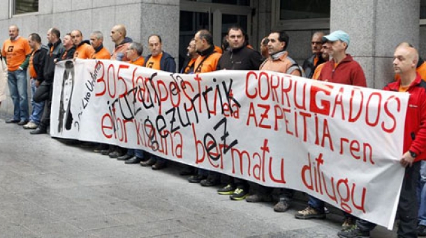 Corrugados Azpeitia | Trabajadores de Corrugados se concentran ante los juzgados de Bilbao