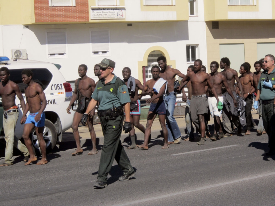 Inmigrantes entran en Melilla tras asaltar con violencia la valla