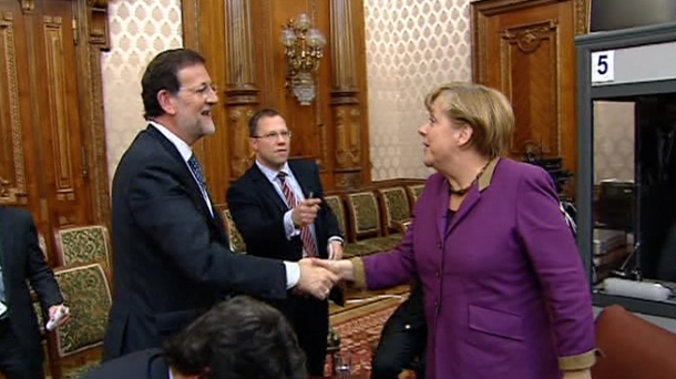 Rajoy Merkel agurtzen, Europako PPren bileran.