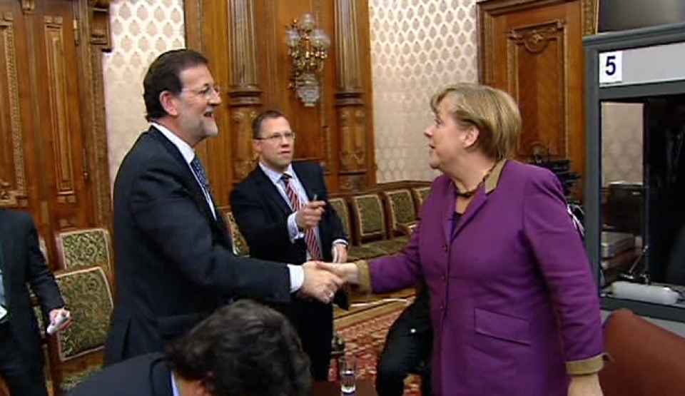 Rajoy Merkel agurtzen, Europako PPren bileran.