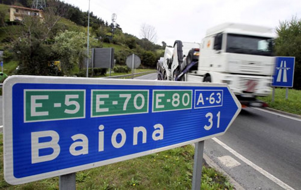 La Diputación Foral de Gipuzkoa sustituye Francia por Baiona en los indicadores de carretera.