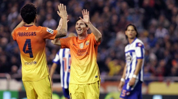 Leo Messi celebra con Fábregas uno de sus goles. Foto: EFE